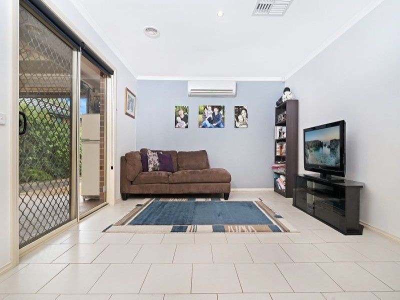 10 Gallop Close, Cranbourne East VIC 3977