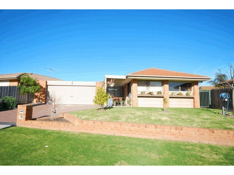 29 Frances Crescent, Cranbourne North VIC 3977