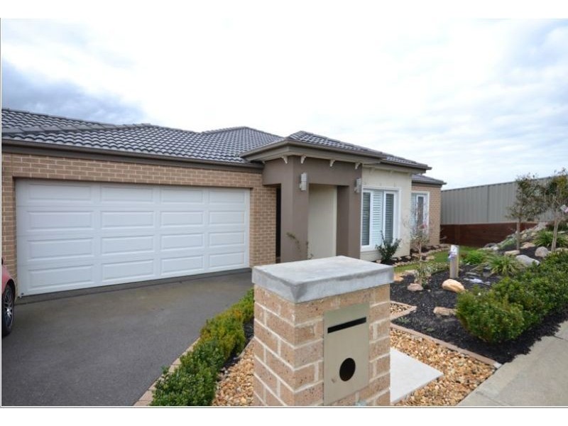 16 Aquitane Drive, Cranbourne East VIC 3977