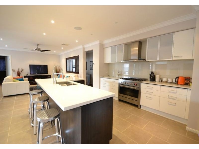 16 Aquitane Drive, Cranbourne East VIC 3977