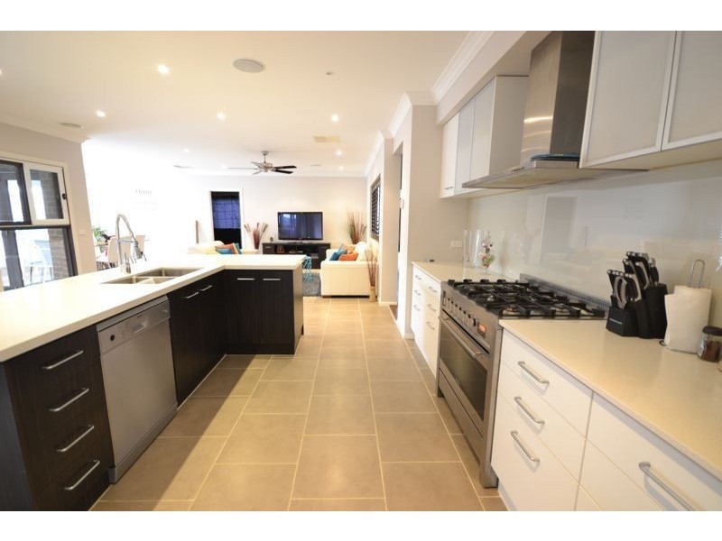 16 Aquitane Drive, Cranbourne East VIC 3977