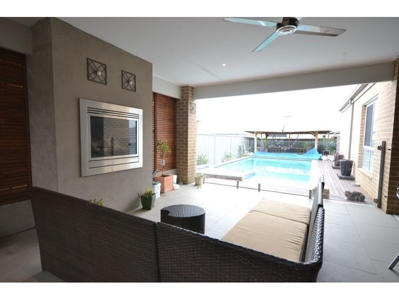 16 Aquitane Drive, Cranbourne East VIC 3977