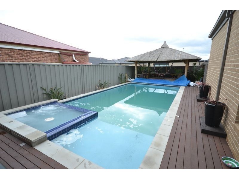 16 Aquitane Drive, Cranbourne East VIC 3977
