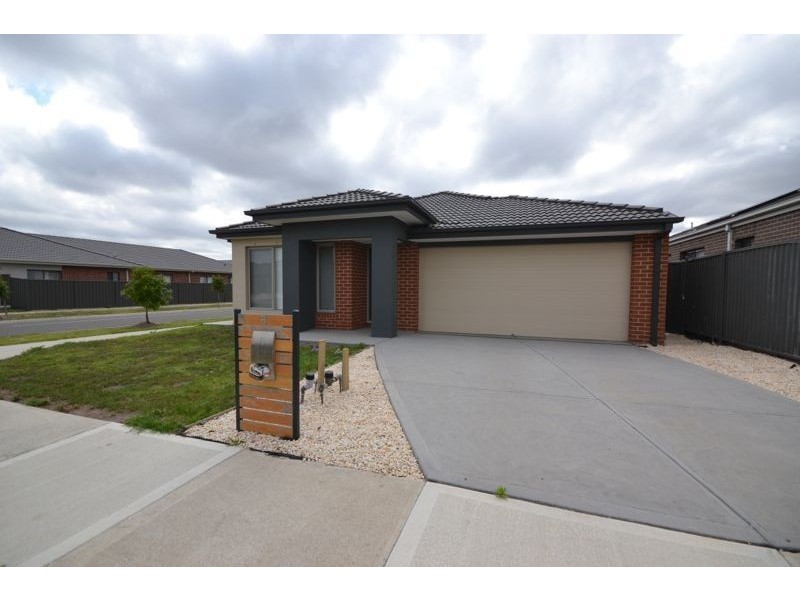 8 Mossbank Road, Cranbourne East VIC 3977