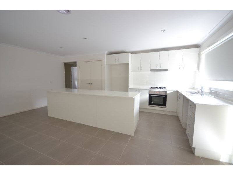8 Mossbank Road, Cranbourne East VIC 3977