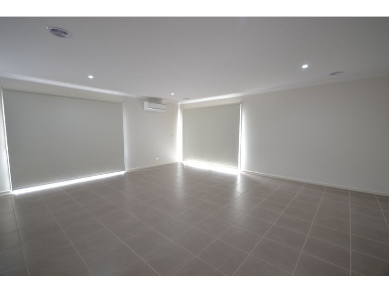 8 Mossbank Road, Cranbourne East VIC 3977