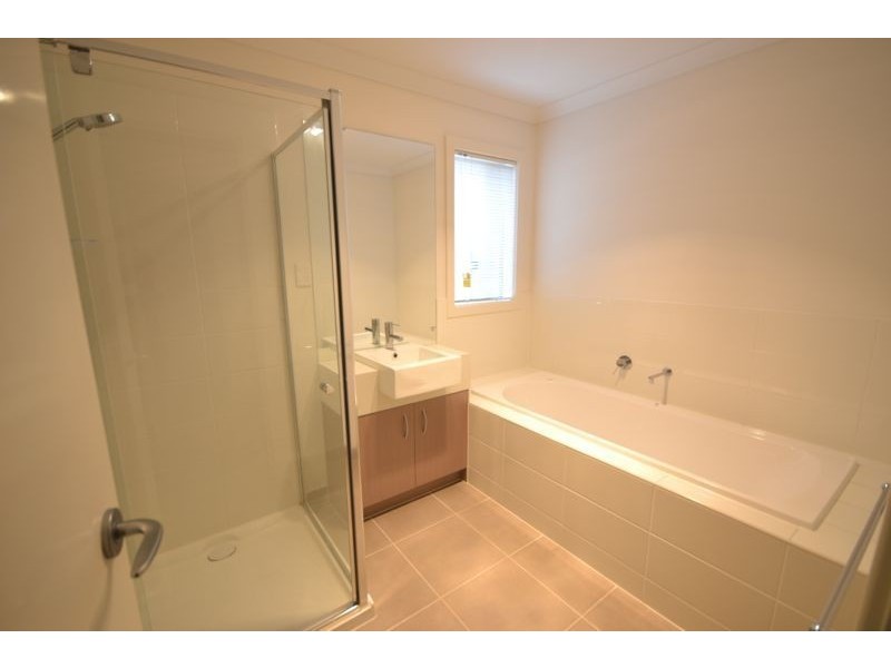 8 Mossbank Road, Cranbourne East VIC 3977