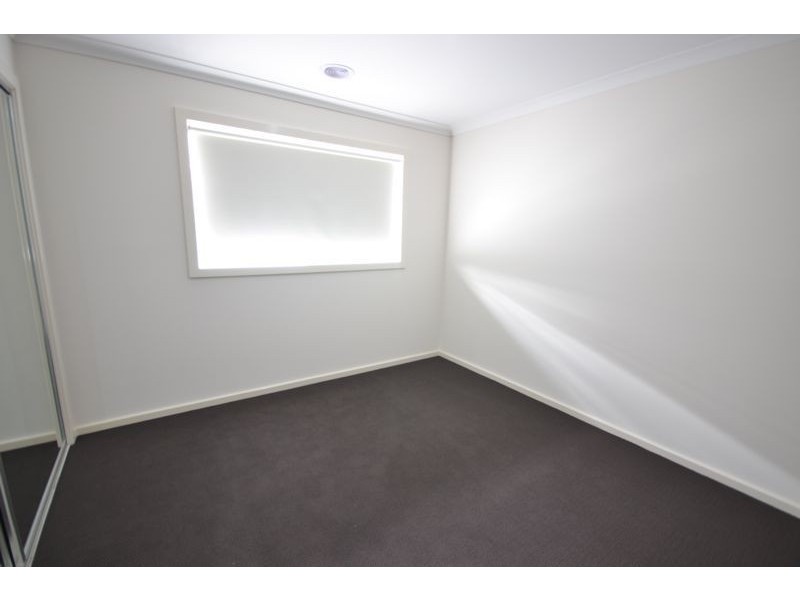 8 Mossbank Road, Cranbourne East VIC 3977