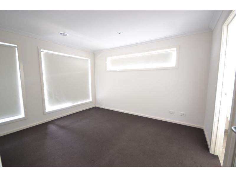 8 Mossbank Road, Cranbourne East VIC 3977