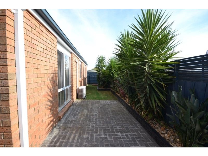 2/245 Monahans Road, Cranbourne West VIC 3977