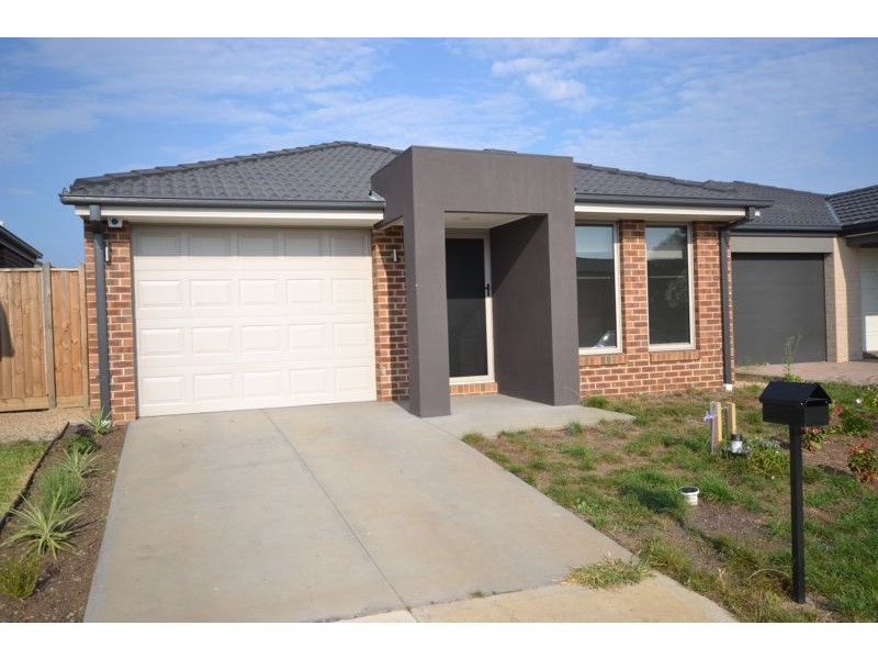 32 Hayton Park Boulevard, Cranbourne West VIC 3977