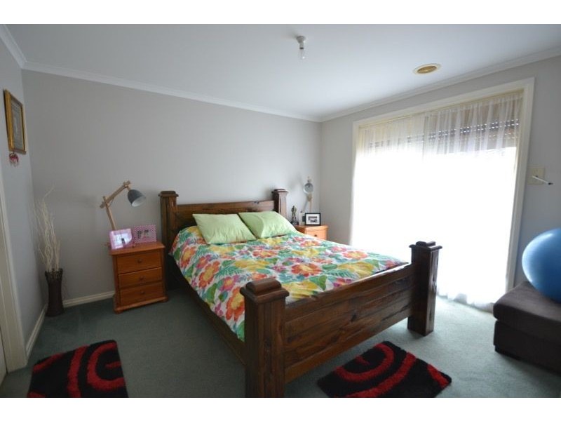 2 Tauna Place, Cranbourne West VIC 3977