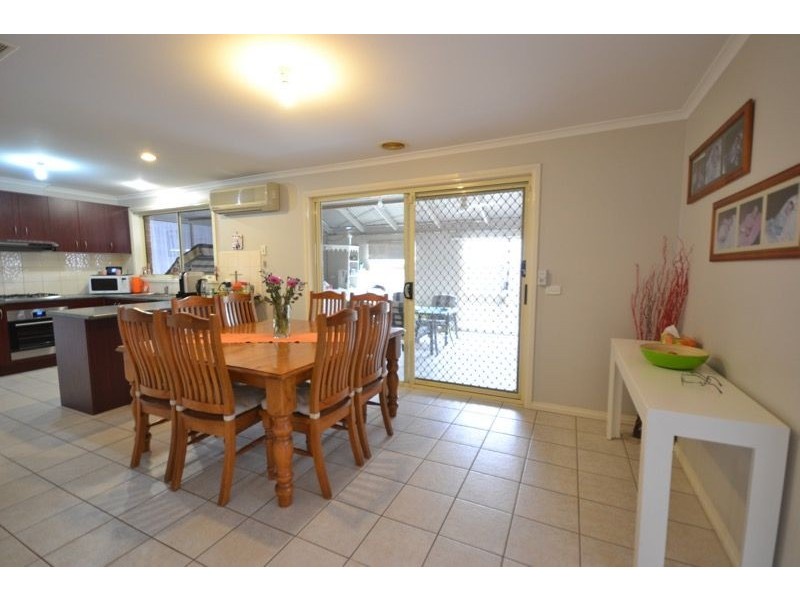 2 Tauna Place, Cranbourne West VIC 3977