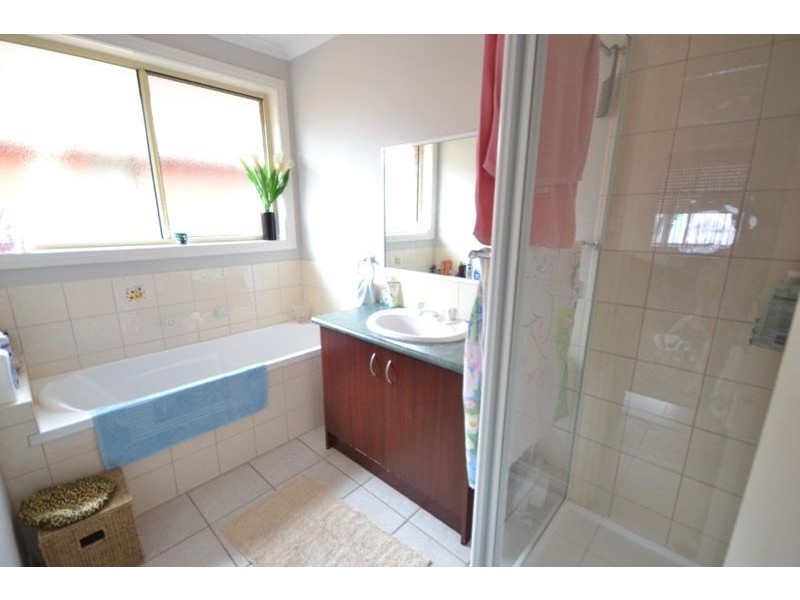 2 Tauna Place, Cranbourne West VIC 3977
