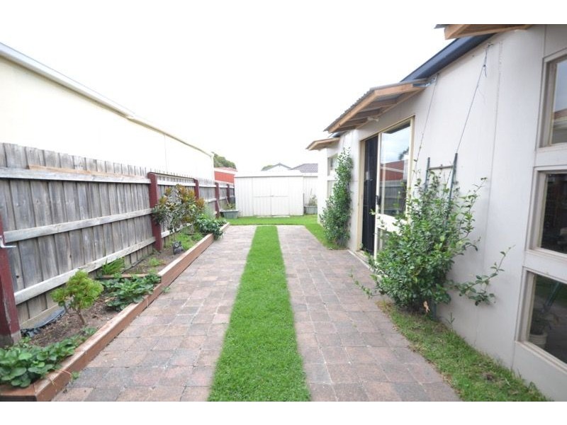 2 Tauna Place, Cranbourne West VIC 3977