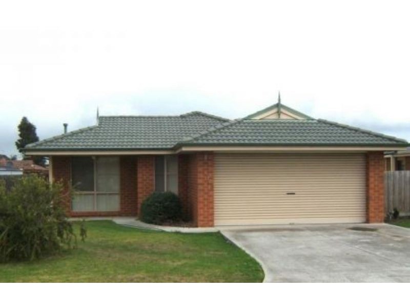 6 Mark Place, Pakenham VIC 3810