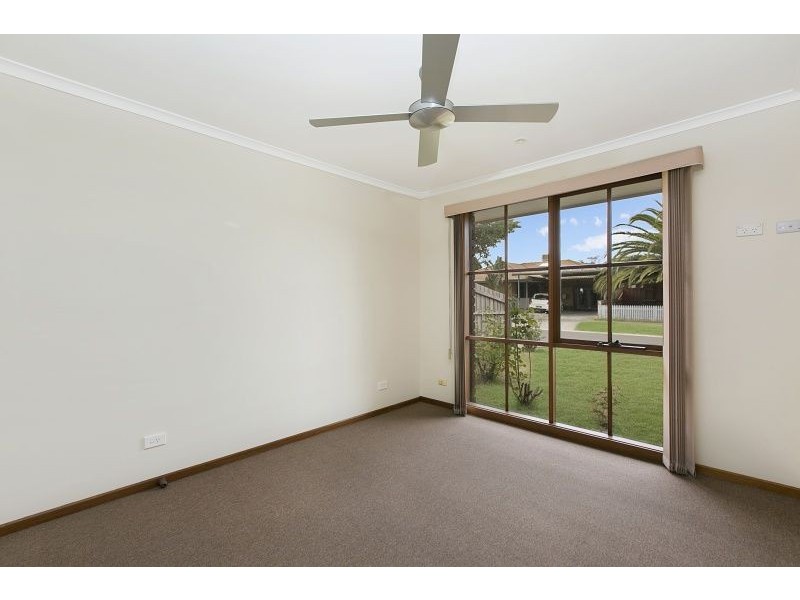 16 Caroline Crescent, Cranbourne West VIC 3977