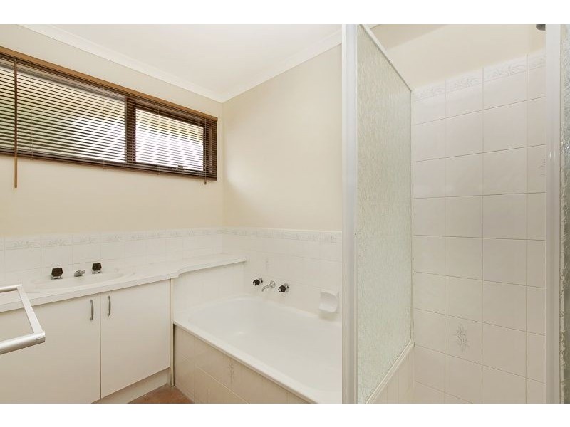 16 Caroline Crescent, Cranbourne West VIC 3977