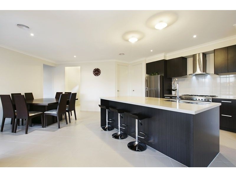 24 Wheelers Park Drive, Cranbourne North VIC 3977