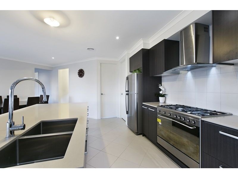 24 Wheelers Park Drive, Cranbourne North VIC 3977