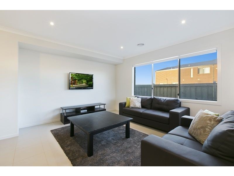 24 Wheelers Park Drive, Cranbourne North VIC 3977