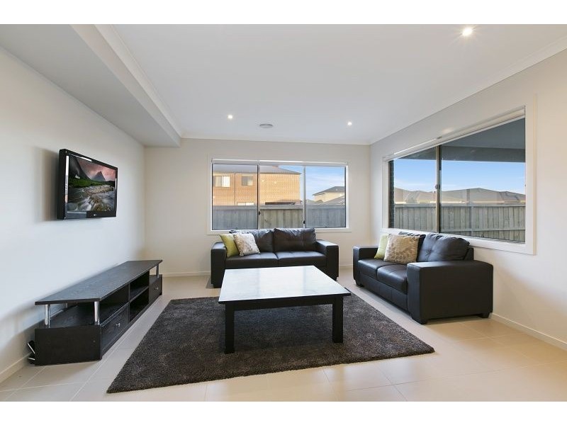 24 Wheelers Park Drive, Cranbourne North VIC 3977