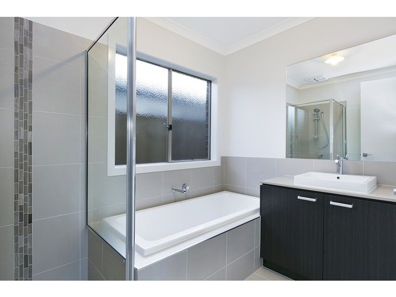 24 Wheelers Park Drive, Cranbourne North VIC 3977