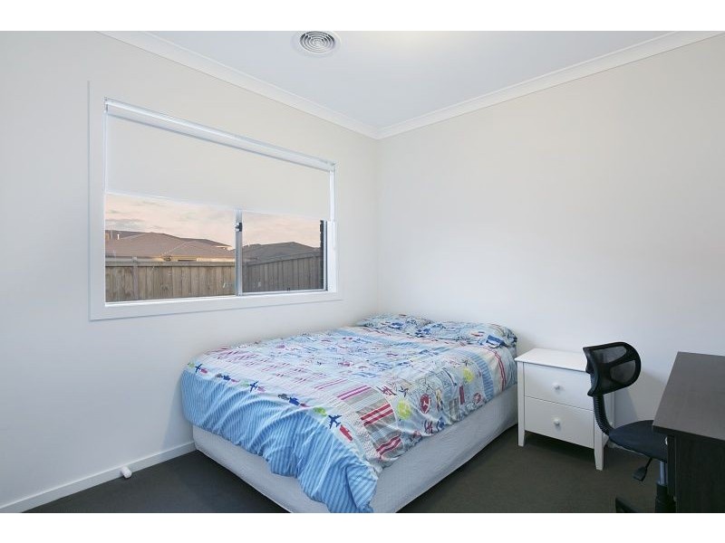 24 Wheelers Park Drive, Cranbourne North VIC 3977