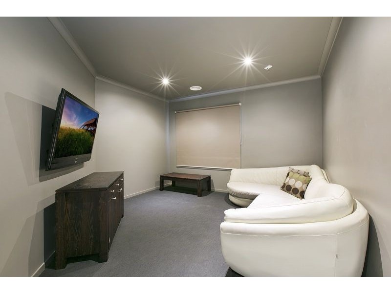 24 Wheelers Park Drive, Cranbourne North VIC 3977