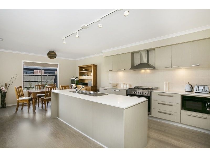 18 Emu Bush Drive, Cranbourne West VIC 3977