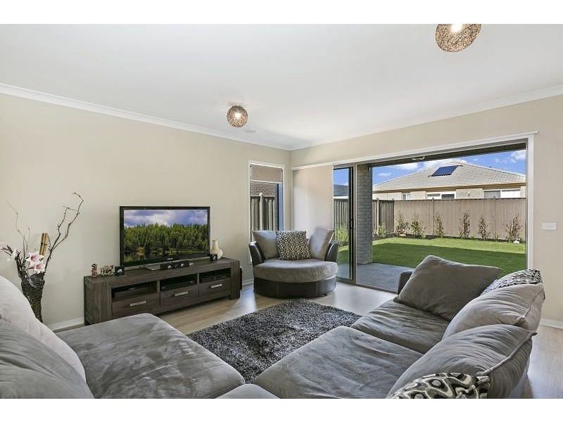 18 Emu Bush Drive, Cranbourne West VIC 3977