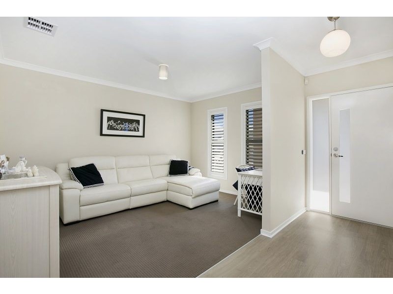 18 Emu Bush Drive, Cranbourne West VIC 3977