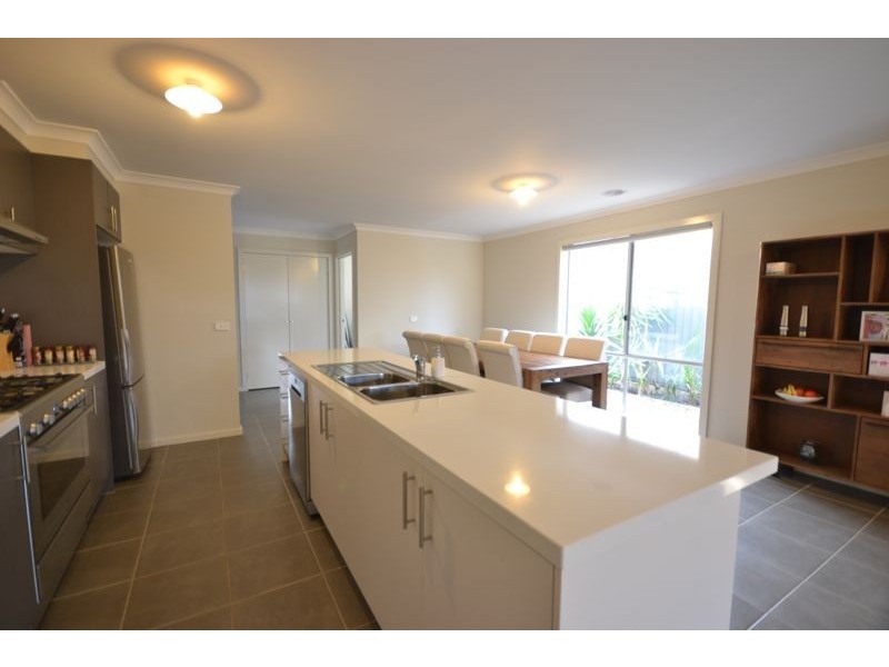 7 Cloverbank Drive, Cranbourne East VIC 3977