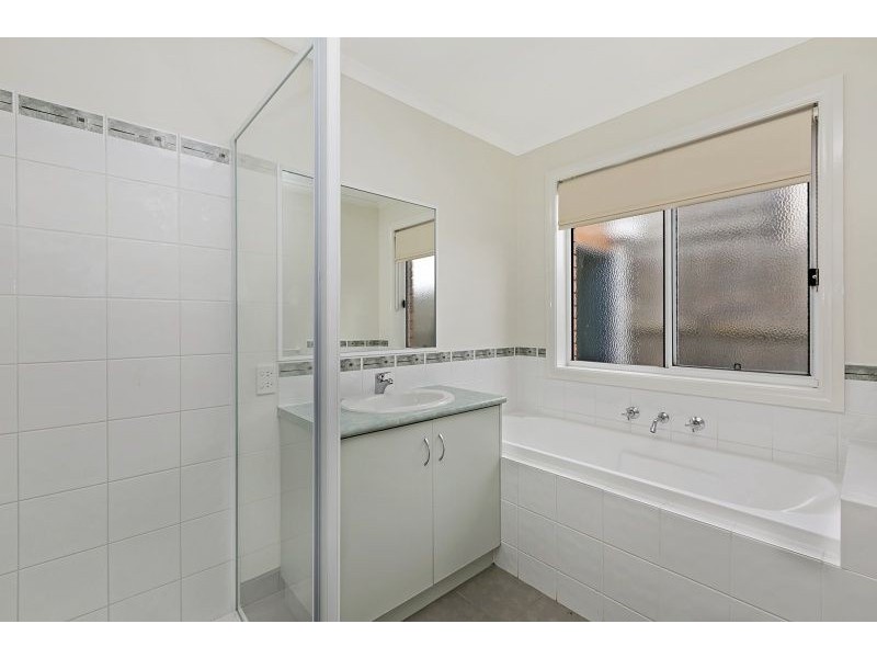 2/245-247 Monahans Road, Cranbourne West VIC 3977