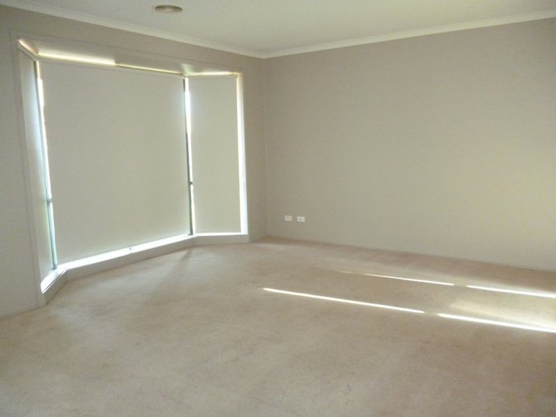 5 Greenmantle Close, Cranbourne West VIC 3977