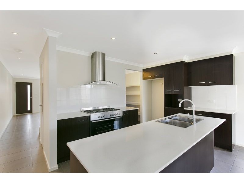 7 Maeve Circuit, Clyde North VIC 3978