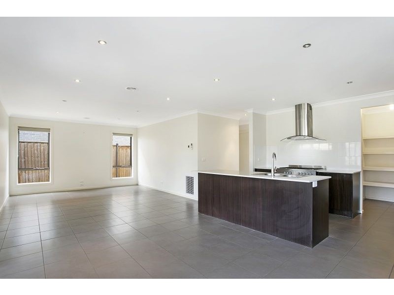 7 Maeve Circuit, Clyde North VIC 3978