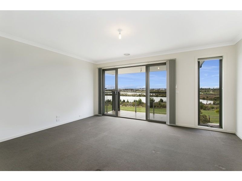 7 Maeve Circuit, Clyde North VIC 3978