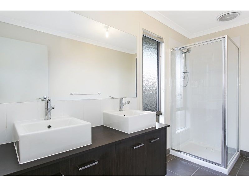 7 Maeve Circuit, Clyde North VIC 3978