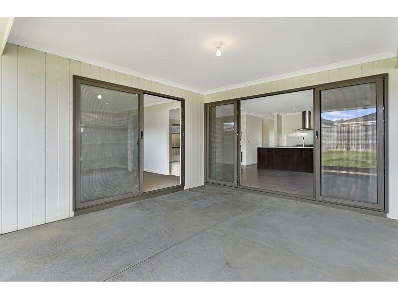 7 Maeve Circuit, Clyde North VIC 3978