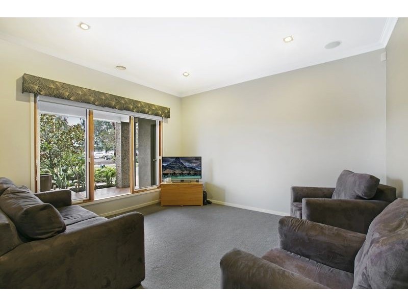 16 Kindred Avenue, Cranbourne North VIC 3977