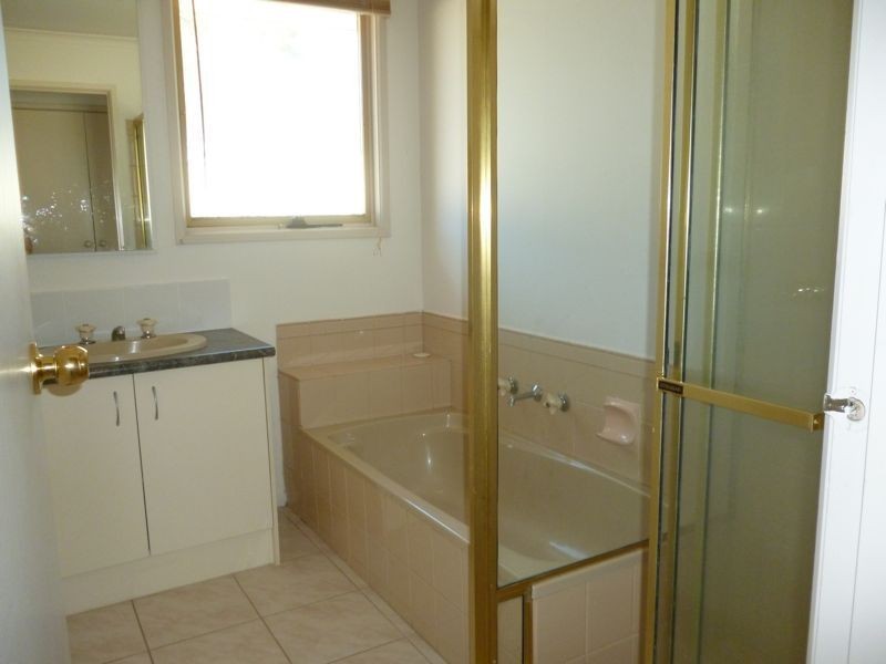 16 Rebecca Court, Cranbourne North VIC 3977