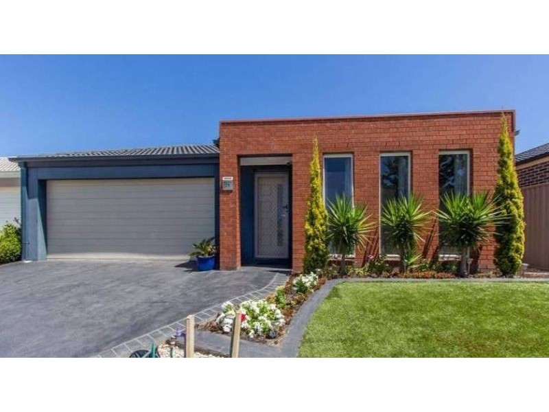 71 Broad Oak Drive, Cranbourne East VIC 3977