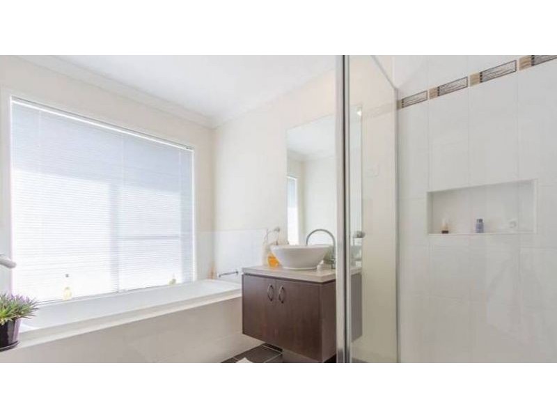 71 Broad Oak Drive, Cranbourne East VIC 3977