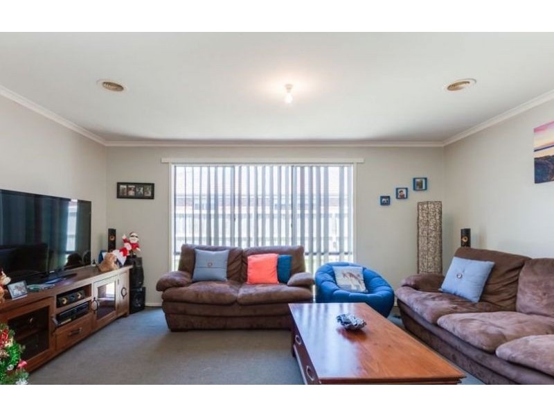 10 Silky Oak Drive, Cranbourne VIC 3977