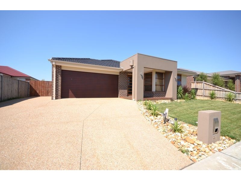 21 Armstrong Street, Cranbourne East VIC 3977