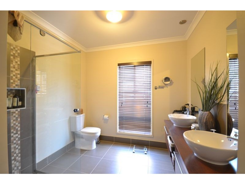 21 Armstrong Street, Cranbourne East VIC 3977