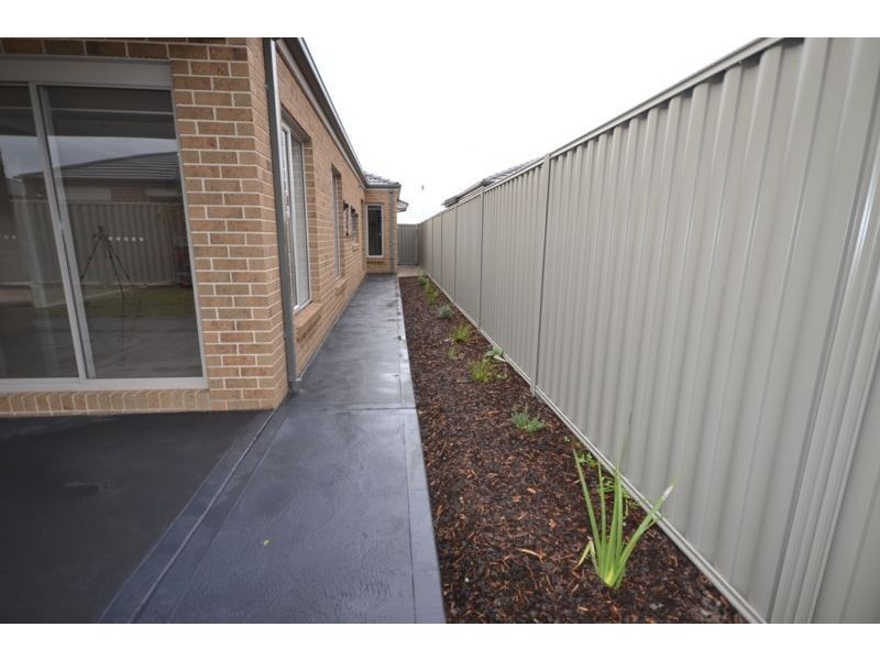 20 Scullin Street, Cranbourne East VIC 3977