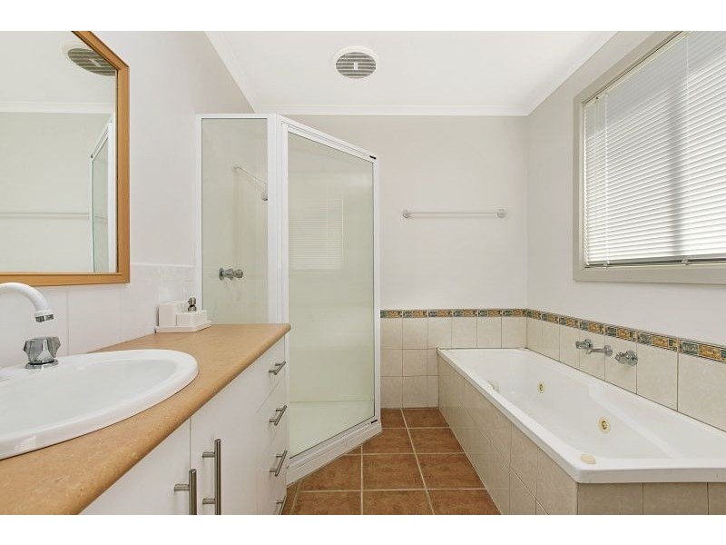 5 Clapton Court, Cranbourne East VIC 3977