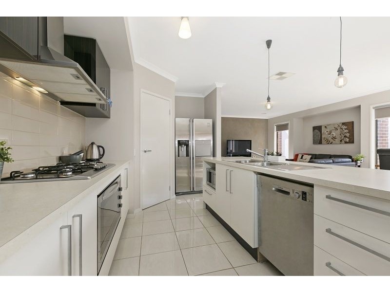 19 Buckskin Drive, Clyde North VIC 3978